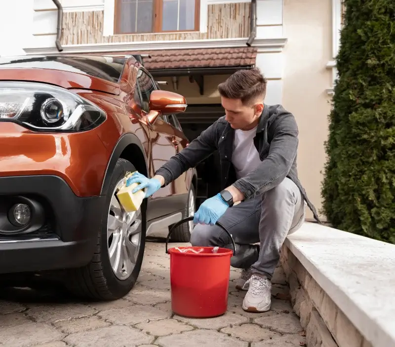 Lavage auto à domicile Buigny-Saint-Maclou : professionnel intervenant sur un véhicule